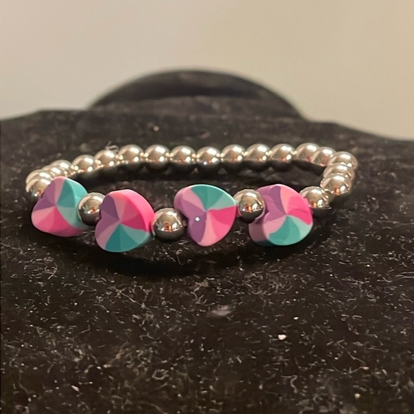 7” beaded stackable stretch bracelet with 23 silver beads & 4 heart shaped beads - Picture 1 of 13